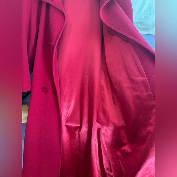 Elegant Vintage Red Wool Coat with removable cape/scarf - Picture 10 of 13